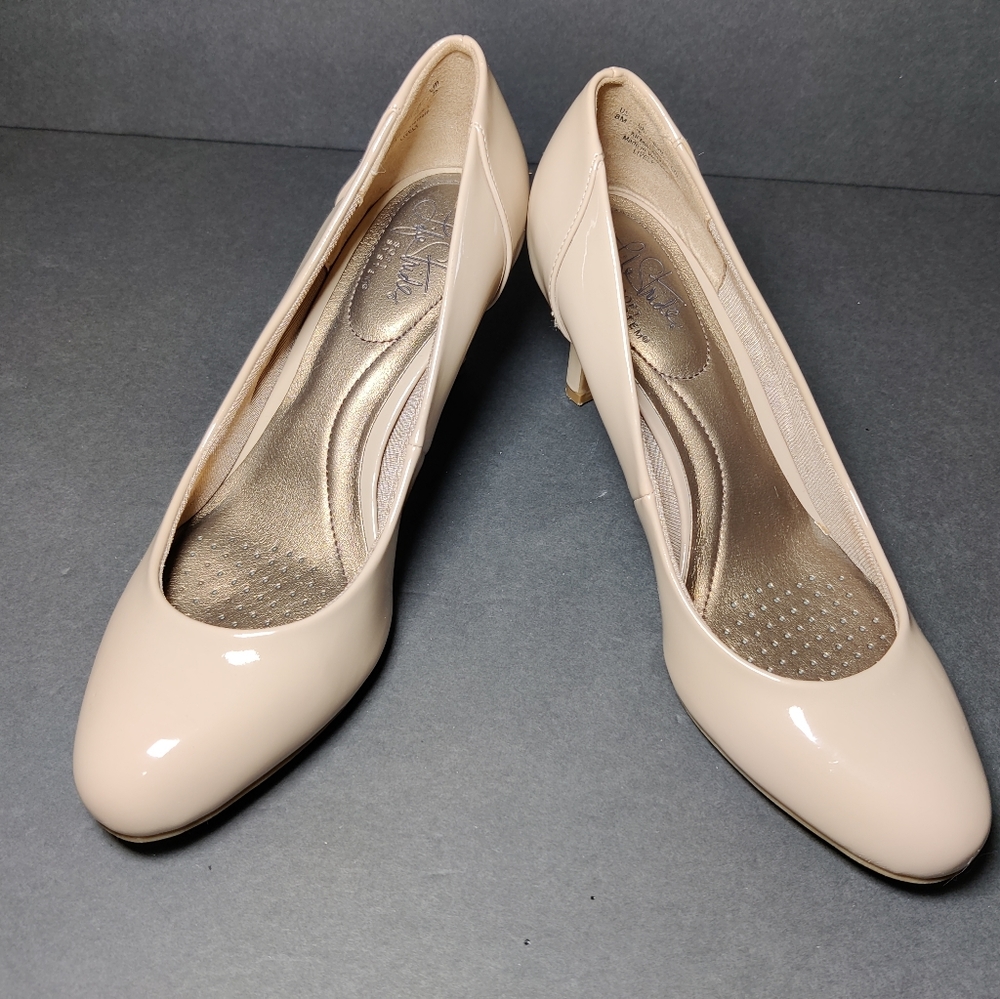 LIFE STRIDE women's nude heels